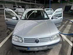 Silber Gebraucht 2002 VW Golf IV Kleinwagen | 2.200 €