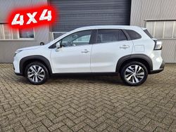 Cool white pearl metallic Neu 2025 Suzuki SX4 S-Cross Comfort+ Limousine | 28.990 € (Fairer Preis)