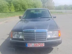 Schwarz Gebraucht 1993 Mercedes E220 Limousine | 1.899 €