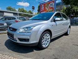 Silber Gebraucht 2006 Ford Focus Ghia Limousine | 2.950 € (Fairer Preis)