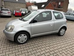 Silber Gebraucht 2001 Toyota Yaris Limousine | 1.950 € (Fairer Preis)