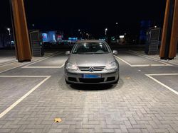 Grau Gebraucht 2004 VW Golf V Kleinwagen | 3.000 €