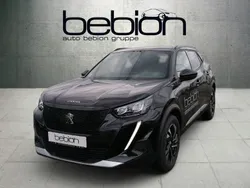 Lackierung schwarz perla nera/ Gebraucht 2023 Peugeot e-2008 Allure SUV | 19.900 € (Superpreis)