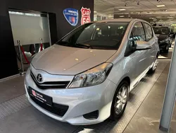 Silber Gebraucht 2014 Toyota Yaris Edition Kleinwagen | 6.990 € (Guter Preis)
