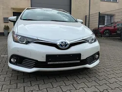 Weiß Gebraucht 2017 Toyota Auris Hybrid Limousine | 15.900 € (Fairer Preis)