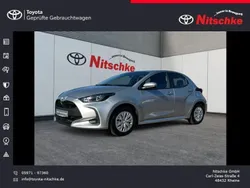 Shimmering silver metallic Gebraucht 2023 Toyota Yaris Basis Limousine | 16.990 € (Fairer Preis)