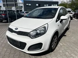 Weiß Gebraucht 2013 Kia Rio Limousine | 3.150 €