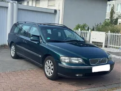 Grün Gebraucht 2001 Volvo V70 Kombi | 8.700 €