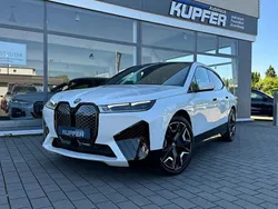 Mineralweiss Gebraucht 2023 BMW iX Sport Line SUV | 70.400 € (Guter Preis)