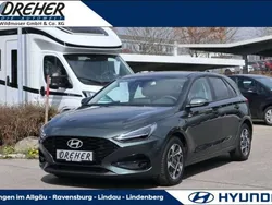 Cypress green Gebraucht 2024 Hyundai i30 Advantage Limousine | 20.880 € (Fairer Preis)