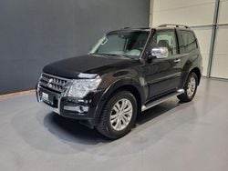 Schwarz Gebraucht 2015 Mitsubishi Pajero Top SUV | 33.950 € (Etwas zu teuer)