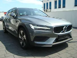 Grau Gebraucht 2020 Volvo V60 CC Kombi | 29.900 € (Guter Preis)