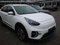 Weiß Gebraucht 2021 Kia e-Niro 3 SUV | 22.090 € (Etwas zu teuer)