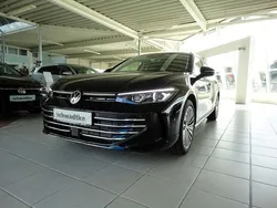 Grenadillschwarz metallic Gebraucht 2024 VW Passat Elegance Kombi | 42.890 € (Etwas zu teuer)