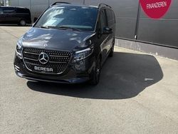 Grau Gebraucht 2024 Mercedes V300 Avantgarde Van / Kleinbus | 79.480 € (Etwas zu teuer)