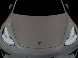 Weiß Gebraucht 2021 Tesla Model 3 Standard Range Plus Limousine | 22.000 € (Fairer Preis)