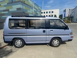 Blau Gebraucht 1994 Mitsubishi L300 Van / Kleinbus | 9.500 €