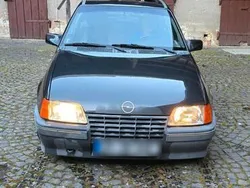 Schwarz Gebraucht 1988 Opel Kadett Limousine | 2.800 €