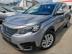 Grau Gebraucht 2019 Peugeot 5008 Van / Kleinbus | 12.257 € (Guter Preis)