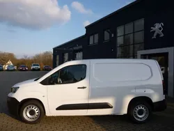 Lackierung weiss icy Gebraucht 2023 Peugeot Partner Premium Van / Kleinbus | 24.450 € (Teuer)