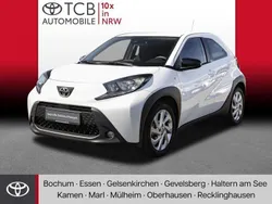 Schneeweiß Gebraucht 2022 Toyota Aygo X-play Kleinwagen | 15.449 € (Fairer Preis)