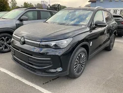 Grenadill schwarz metallic Neu 2025 VW Tiguan Life SUV | 49.445 € (Superpreis)