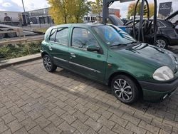 Grün Gebraucht 2001 Renault Clio II Basis Limousine | 1.500 € (Guter Preis)