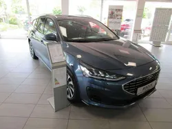 Croma blau Gebraucht 2024 Ford Focus Titanium Kombi | 25.990 € (Fairer Preis)