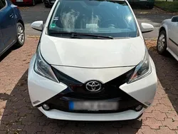Weiß Gebraucht 2015 Toyota Aygo Kleinwagen | 6.200 €