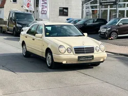 Beige Gebraucht 1999 Mercedes E200 Limousine | 4.999 €