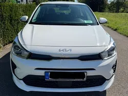 Weiß Gebraucht 2023 Kia Rio Vision Limousine | 14.499 € (Fairer Preis)