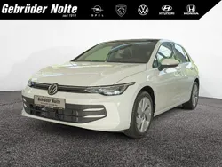 Weiss / pure white Gebraucht 2024 VW Golf VIII Life Limousine | 21.950 € (Superpreis)