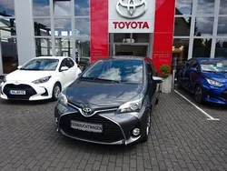 Grau Gebraucht 2015 Toyota Yaris Comfort Limousine | 9.990 € (Fairer Preis)