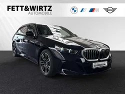 Carbonschwarz metallic Gebraucht 2024 BMW 520 M Sport Kombi | 53.499 € (Superpreis)