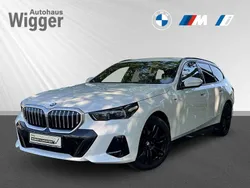 Weiss Gebraucht 2024 BMW 520 M Sport Kombi | 55.900 € (Fairer Preis)