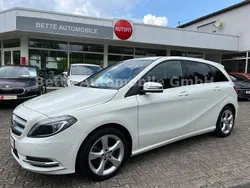 Weiß Gebraucht 2014 Mercedes B200 Van / Kleinbus | 13.980 € (Fairer Preis)