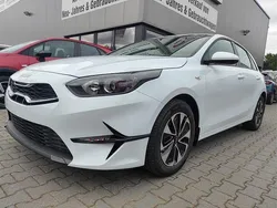 Weiß Neu 2025 Kia Ceed Limousine | 20.890 € (Guter Preis)