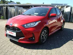 Karmina rot metallic Gebraucht 2022 Toyota Yaris Hybrid Team Limousine | 22.990 €