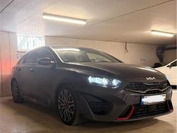 Grau Gebraucht 2022 Kia ProCeed GT Kleinwagen | 27.000 € (Fairer Preis)