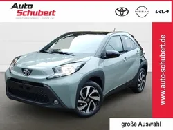 6x3)/ black mica (209) (hellgruen Neu 2024 Toyota Aygo Team Kleinwagen | 16.690 €