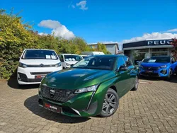 Olivine grün metallic Gebraucht 2024 Peugeot 308 Allure Limousine | 32.350 € (Superpreis)