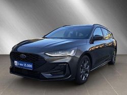 Grau Gebraucht 2024 Ford Focus ST-Line Limousine | 24.490 € (Fairer Preis)