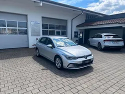 Silber Gebraucht 2020 VW Golf VIII Life Limousine | 14.900 €
