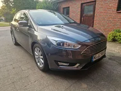 Grau Gebraucht 2015 Ford Focus Limousine | 6.900 € (Fairer Preis)