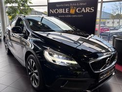 Schwarz Gebraucht 2018 Volvo V40 Momentum SUV | 20.450 € (Etwas zu teuer)