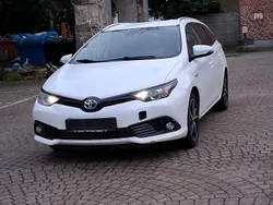 Weiß Gebraucht 2018 Toyota Auris Hybrid Kombi | 7.700 €
