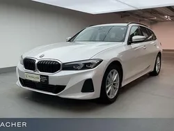 Mineralweiß metallic Gebraucht 2023 BMW 318 Shadowline Kombi | 30.994 € (Fairer Preis)