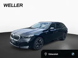 Black sapphire (schwarz) Gebraucht 2025 BMW 520 M Sport Kombi | 51.950 € (Superpreis)