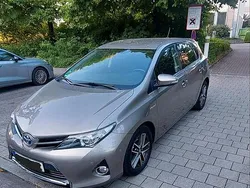 Braun Gebraucht 2015 Toyota Auris Hybrid Kleinwagen | 12.400 € (Etwas zu teuer)
