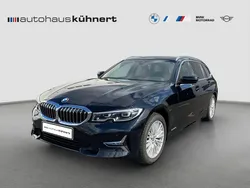 Black sapphire metallic Gebraucht 2020 BMW 320 Luxury Line Kombi | 26.755 € (Fairer Preis)